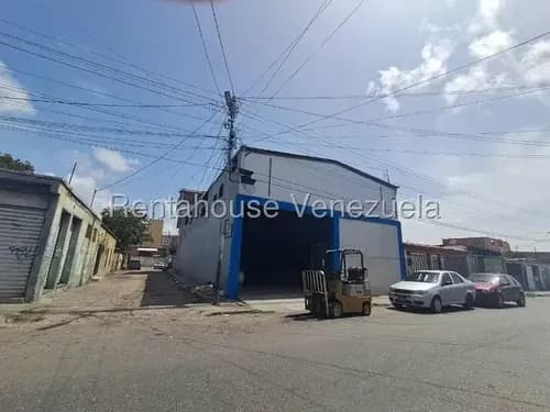 Galpon En Venta En El Centro, Amplio, Buena Ubicacion. Carlina M. Vende