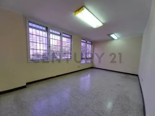 En Alquiler Espaciosa Y Confortable Oficina Ubicada En Sabana Grande