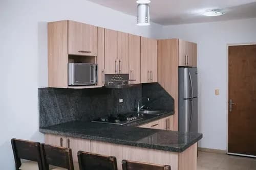 Excelente Apartamento Totalmente Equipado En Piso Bajo Con Pozo, Planta Y Puestos Independientes Urbanización Mañongo, Residencias Kilimanjaro