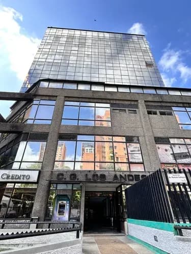 Oficina En Boleita, Compra O Alquila Una Estupenda Oficia. Posee 2 Baños. Dos Oficinas Privadas Y Varios Puestos De Trabajo. 1 Puesto De Estacionamiento Fijo, La Torre Posee Estacionamiento Público.