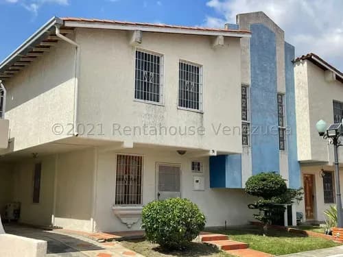 Venta Casa De Dos Niveles Con Cocina Moderna Y Amplio Patio En Urbanismo De La Ribereña Cabudare,lara Rc