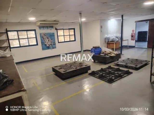 Local comercial bien distribuidos los espacio de oficina 2 niveles aieres acondicionados area de deposito espaciosa