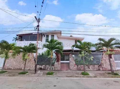 Venta Bella Y Exclusiva Casa Quinta De Dos Niveles Con Terraza Y Parrillera En Conjunto Privado Colinas De Santa Rosa Barquisimeto,lara Rc