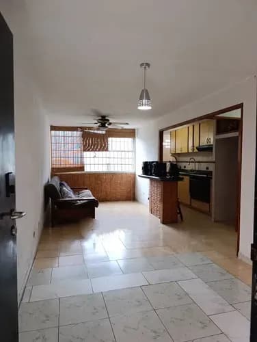 Alquilo Hermoso Apartamento 3 Habitaciones, Amplios Closet, 2 Baños Totalmente Remodelados, Ventanas Panorámicas, Completamente Enrejado, Cocina Empotrada, Puerta De Seguridad