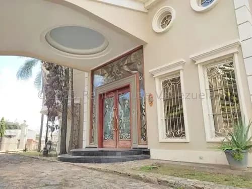 Jip 26-12033. Rentahouse Vende Magestuosa Casa De 920mts2, Rodeada De Hermosos Jardines Y Espectaculares Ambientes De Lujo. En Urb El Castaño. Maracay
