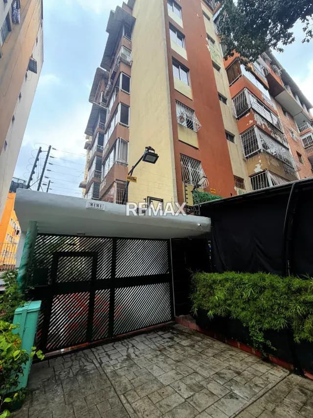 Apartamento remodelado en av principal sin puesto