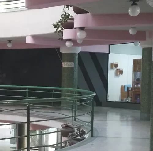 Johana Lazaro Ofrece En Alquiler Un Espacioso Local Ubicado En El C.c. Garibaldi En La Urb. Valles De Camoruco **solo Clientes**