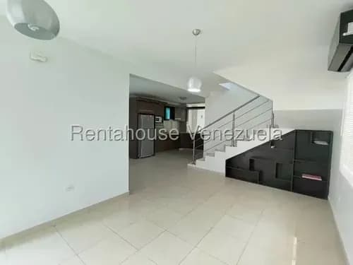 Daniela Linarez Vende Hermosa Casa Espaciosa Y Cómoda Con Cocina Totalmente Equipada, 4 Habitaciones, 4 Baños, Estudio, Ubicado En Trapiche Villas Cabudare