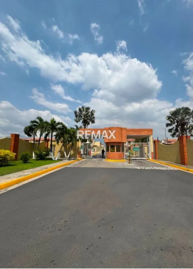 SE VENDE CASA URB LOS GIRASOLES LA MORITA