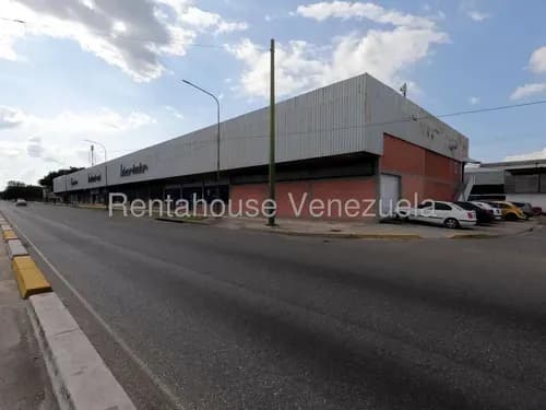 Local Comercial Con Galpon En Venta Hacia El Oeste, Con Mezzanina. Carlina M. Vende