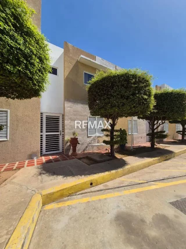 TOWNHOUSE LAS ISLAS AV GUAJIRA