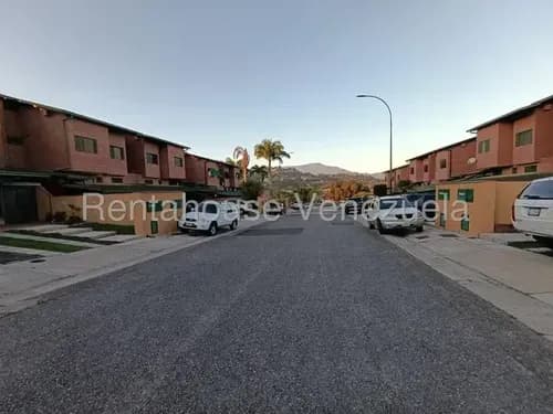 Town House En Venta, Ubicado En La Union, Mls 25-16911 Zm.