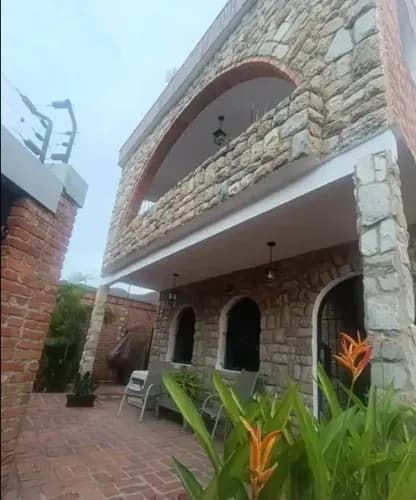 Hc Casa Quinta Urb. Las Chimeneas Conjunto Cerrado Vigilancia 24/7 Descripción:* Terreno 450 M2 Construcción 345 M2 3 Habitaciones + 1 Habitación De Servicio 5 Baños Actualizado 3 Puestos De Es