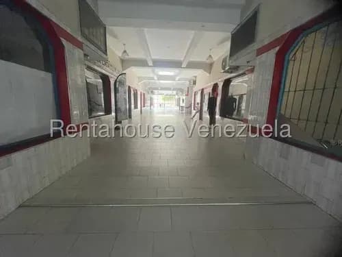Daniela Linarez Vende Edificio Comercial De 3 Niveles Con 24 Locales, Un Galpón, Ubicado Al Oeste De Barquisimeto