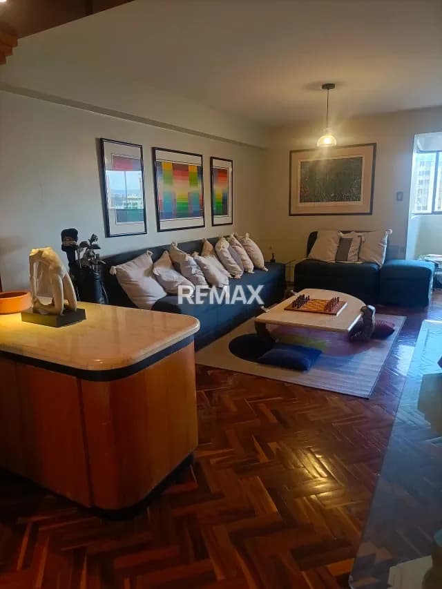 Apartamento en venta en Urb. Valles de Camoruco, Res. Paraíso J