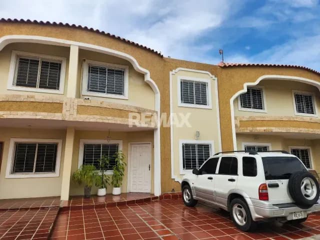 Townhouse Villa Aguas Doradas. Frente a Farmatodo de Fuerzas Armadas