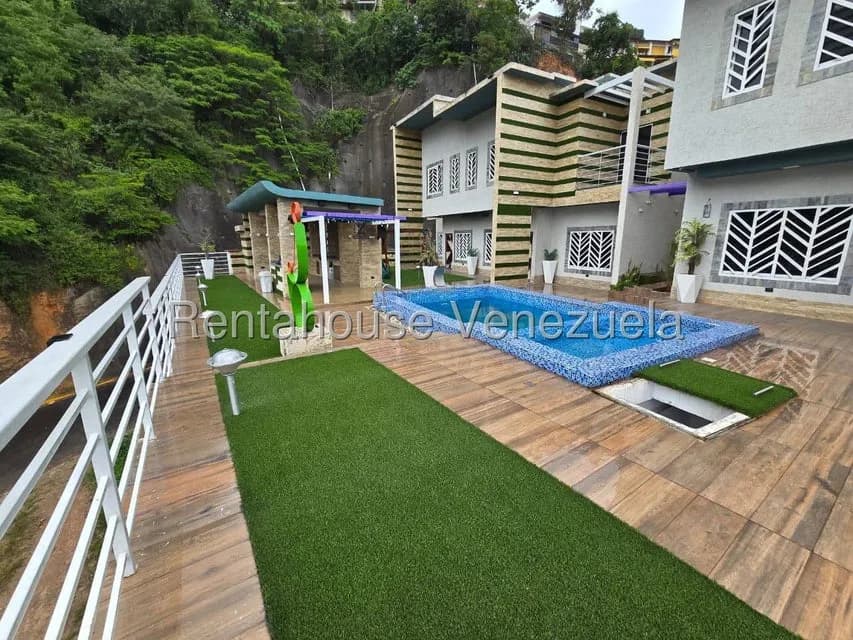 Townhouse (Duplex) en Venta en Colinas de Santa Monica, Distrito Metropolitano