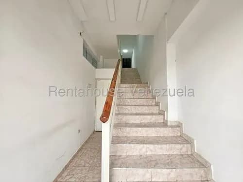 Bello Local Ubicado Exclusiva Zona Del Este De Barquisimeto, Rodeado De Variados Establecimientos, Donde El Alto Trafico Peatonal Y Vehicular Son De Importancia Para El Desarrollo De Tu Negocio.