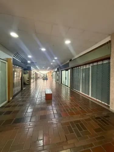 Oficina En Alquiler Cc Galerias Prados Del Este Nivel Mezaninna
