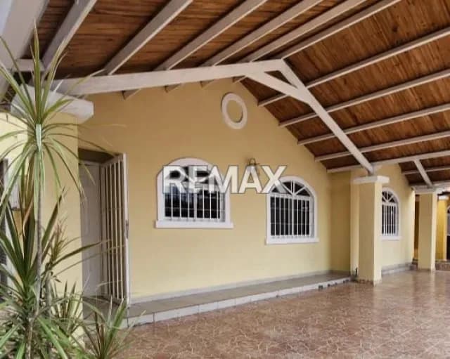 SE VENDE CASA EN URB. TERRAZAS DEL NORTE, COND. GUAYACÁN I, TIPURO.