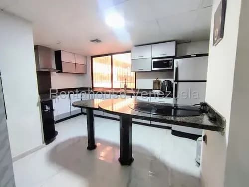 Agp Apartamento En Venta En El Marques, Piso Bajo Ubicado Detrás Del Unicentro El Marques 26-14122