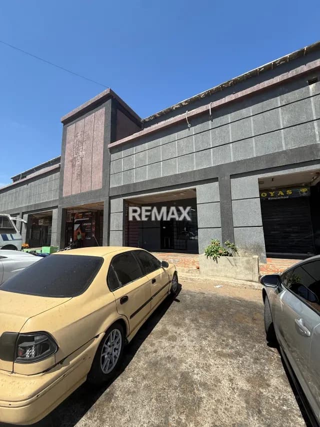 En venta local comercial. Av Ollarvides