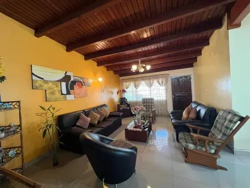 En Alquiler Hermosa Casa En Naguanagua Sector El Naranjal Cuenta Con Patio Super Comoda (ar)