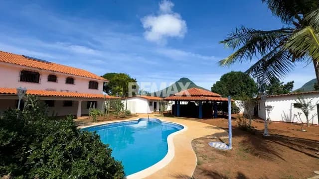 EN VENTA MAJESTUOSA CASA DE DOS NIVELES, CON ESTILO COLONIAL Y POTENCIAL RESIDENCIAL Y COMERCIAL, ISLA DE MARGARITA.