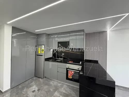 En Venta Precioso Apartamento Completamente Remodelado, Con Cocina Equipada En Los Naranjos Humbolt. Ana Perez 26-20817