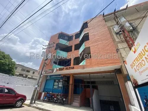 Oficina En Alquiler Con Aire Acondicionado Nuevo, Un Solo Ambiente, Un Baño Completo, Piso Bajo, Excelente Ubicación, De Fácil Acceso.