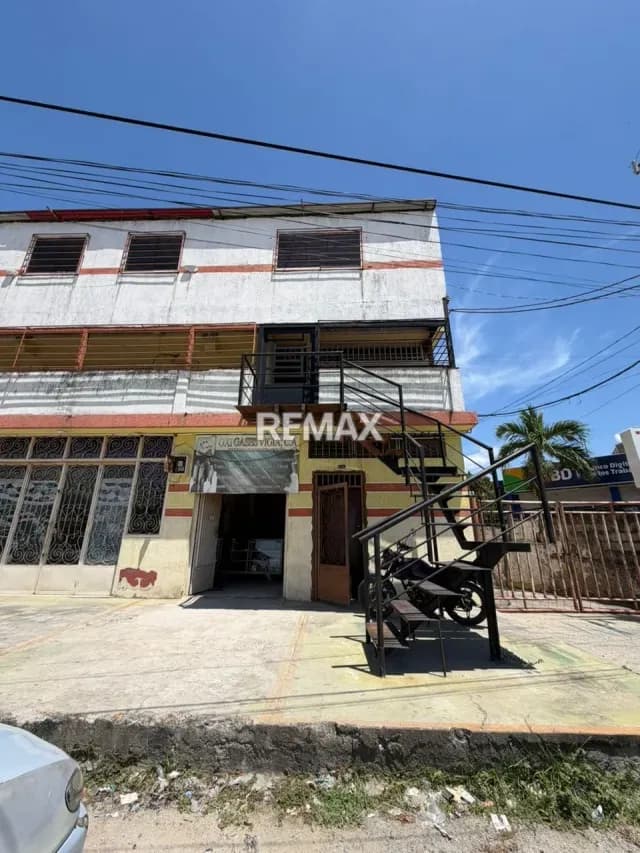 Edificio Comercial en Alquiler: Ubicación Estratégica y Amplios Espacios.
