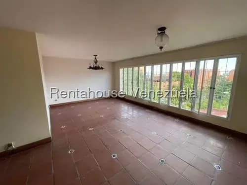 Oportunidad Única De Los Mejores Precios En La Lagunita. Casa De 3 Niveles Y 290 M2 Lista Para Remodelar Y Diseñar A Tu Gusto. Carlos Manuel Mollejas. Mls#26-20491.