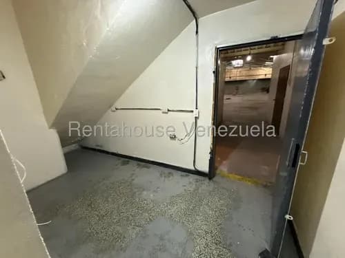 Karen Burgos Vende Imponente Galpón En Centro De Barquisimeto, Oficina Moderna, Apartamento Con Sala, Cocina, Habitación.