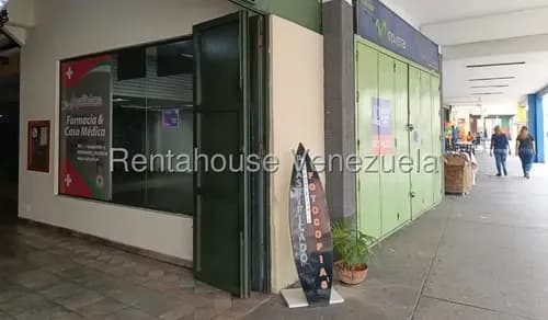 Excelente Local Comercial, Ubicado En Zona De Alto Tráfico Y Fácil Acceso Con Cercanía De Transporte Y Servicios. Cuenta Con Un Espacio Versátil, Ideal Para Cualquier Negocio.