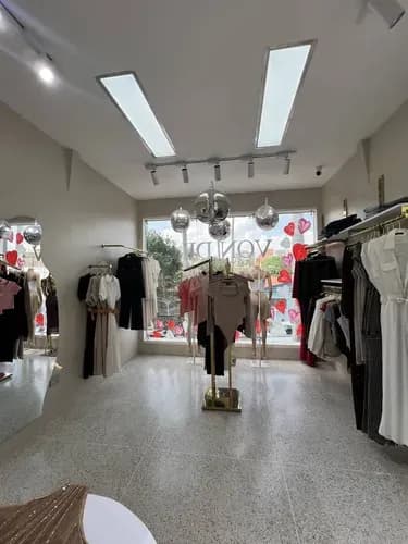 Yt Se Traspasa Fondo De Comercio Equipado De Tienda De Ropa Y Accesorios De Damas