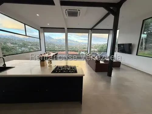 Casa En Venta En Prados Del Este Ubicada En Calle Cerrada Con Vigilancia, Remodelada Con Concepto Abierto Y Una Impresionante Vista Panorámica Al Ávila
