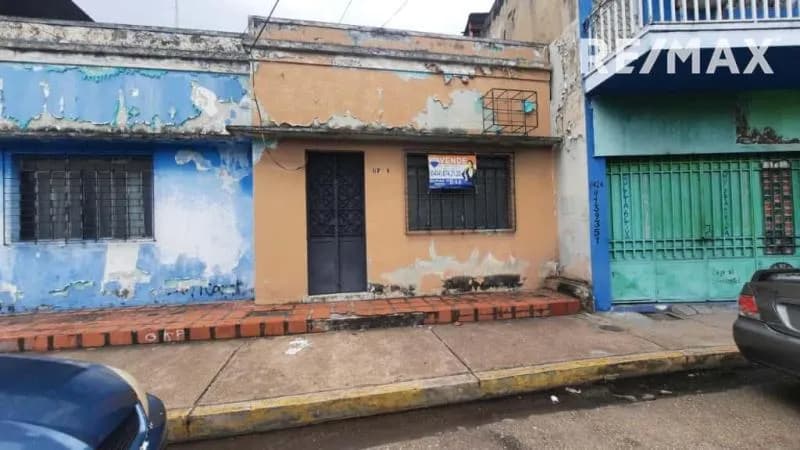 En Venta casa con potencial comercial, en la Calle Azcue