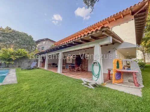 Tg Excelente Casa En Venta En Cumbres De Curumo Con 1200 Mts2 De Terreno, Piscina, Calle Cerrada. 26-17363