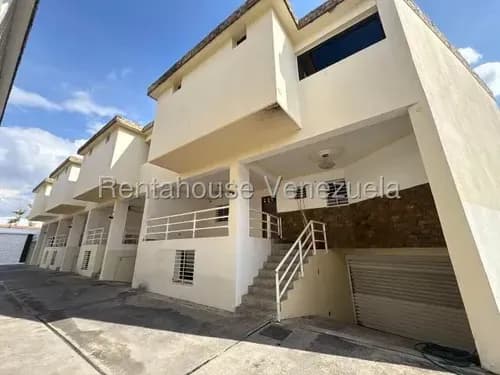Diana Blanco Vende Espectacular Casa Al Este De Barquisimeto, Cód. 26-13609, Con Vigilancia Privada 24/7,
