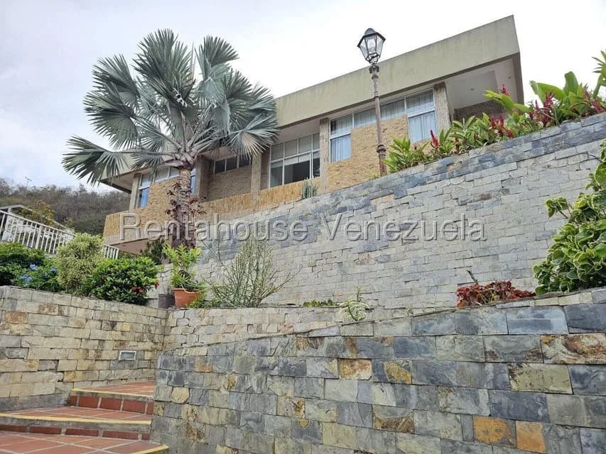 Casa (Multipes Niveles) en Venta en Cumbres de Curumo, Distrito Metropolitano