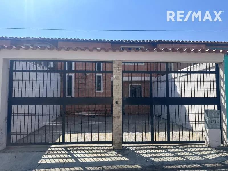 EN VENTA CASA, URB CERRADA, PARAPARAL, LOS GUAYOS,