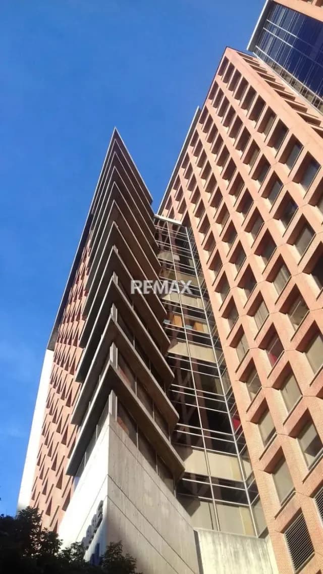 Ubicación Estratégica y Confort Corporativo: Oficina Amoblada de 363,37 m² en Torre Provincial