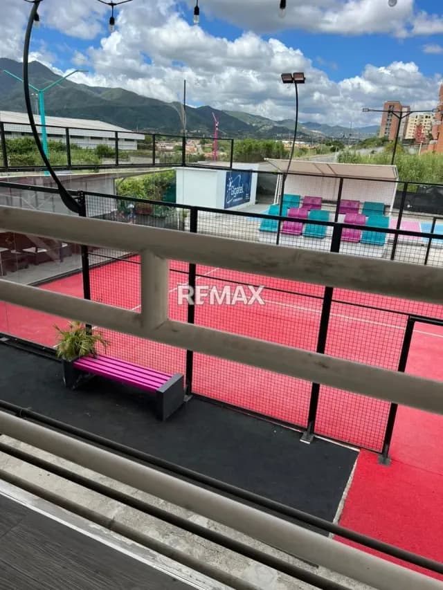 En venta: gran oportunidad de inversión en Guatire. Complejo de pádel, restaurante y terreno, disponibles juntos o por separado.