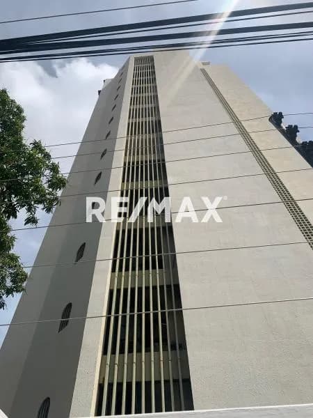 APARTAMENTO EN EL EDIFICIO PUERTA DEL SOL EN LA AVENIDA BARALT DE MARACAIBO