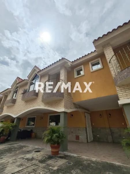 TOWNHOUSE EN VENTA URB BARRIO SUCRE