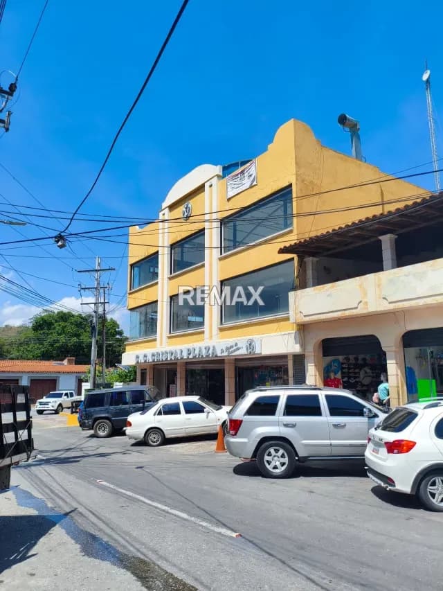 En venta Centro comercial de tres niveles en el centro de San Mateo Estado Aragua