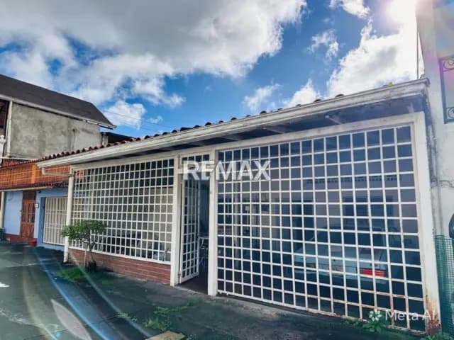 Se vende Casa doble propósito de un solo nivel en Barrio Sucre