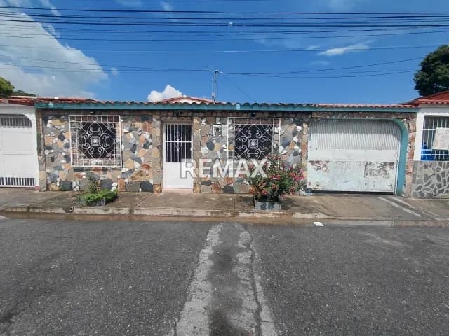 AMPLIA CASA EN URB LA MACAREÑA, EL MACARO TURMERO