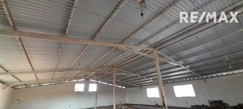 En alquiler galpón con oficinas y depósitos ubicado en la Av Cumanagoto