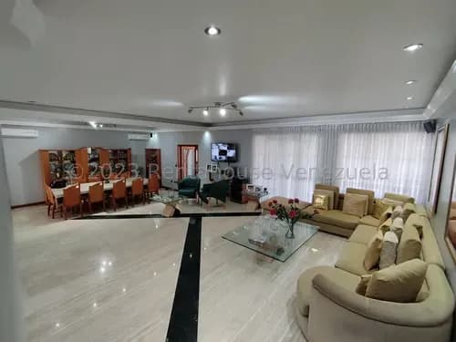 Casa En Venta En Macaracuay Piscina Quinta Internet Seguridad Angela Tochon Caracas